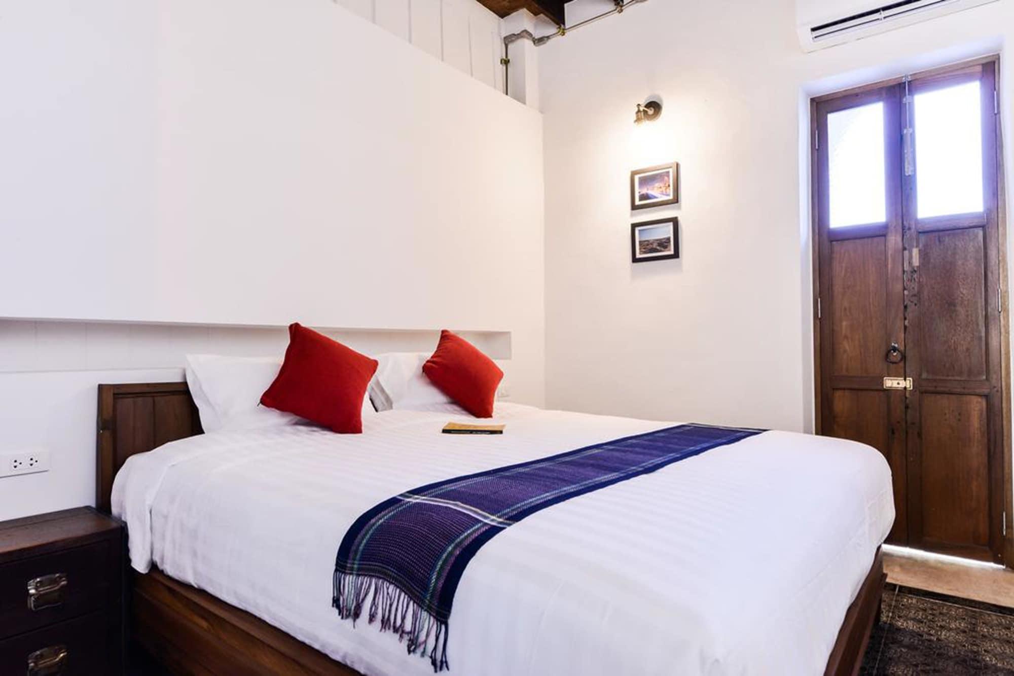 Neighbor Phuthon Bed & Breakfast Bangkok Bagian luar foto
