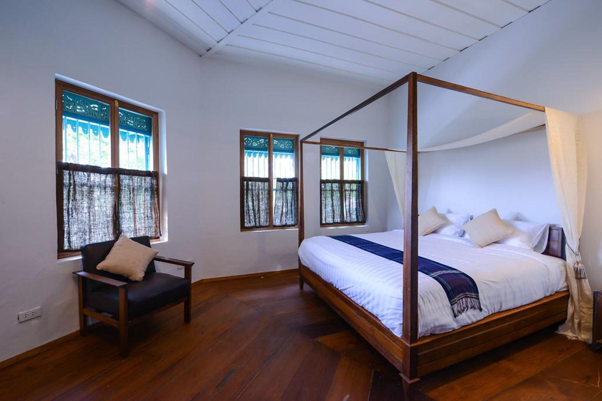 Neighbor Phuthon Bed & Breakfast Bangkok Bagian luar foto