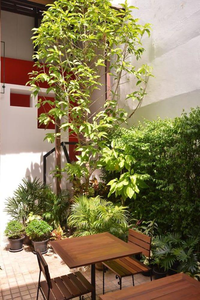 Neighbor Phuthon Bed & Breakfast Bangkok Bagian luar foto