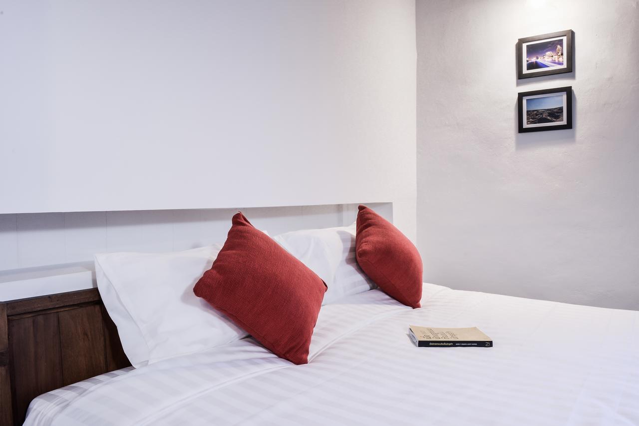Neighbor Phuthon Bed & Breakfast Bangkok Bagian luar foto