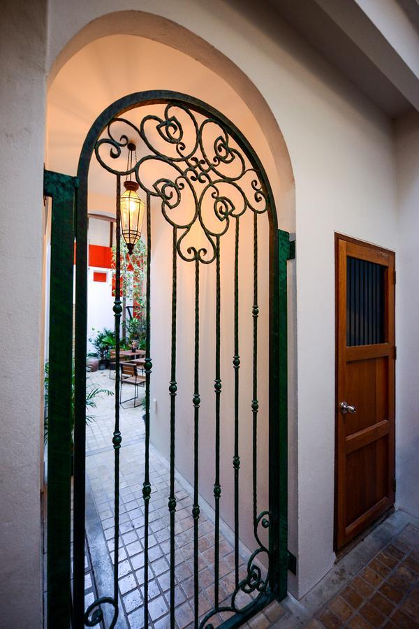 Neighbor Phuthon Bed & Breakfast Bangkok Bagian luar foto